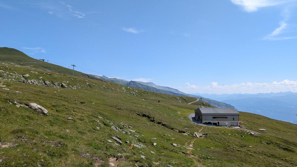 Talstation der alten 3er Sessel Bahn, dahinter die Nachfolger Gondelbahn La Sialla