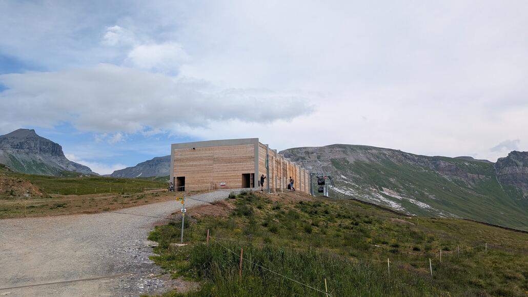 Bergstation Flem Express. Die Bergfahrt alleine hätte 70 CHF gekostet, obwohl nach Nagens der Bus aus Laax für 16 CHF fährt. Absurd! Die Pendelbahn zum Crap war mit 30 CHF für die vielen Höhenmeter ganz fair.
