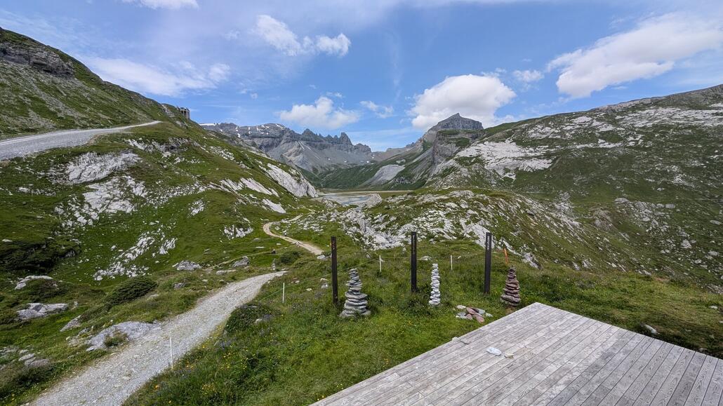 Aber das Panorama zum Weltkulturerbe Ist wirklich sehr schön! Das wird wohl die Leute von weiters weg auch 70 CHF zahlen lassen, wenn sie nichts vom Bus nach Nagens wissen