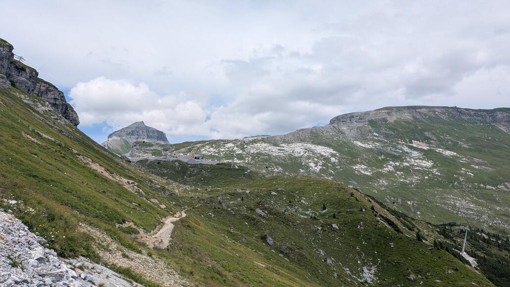 Zurück geht's zur Alp Nagens über einen schönen Wanderweg