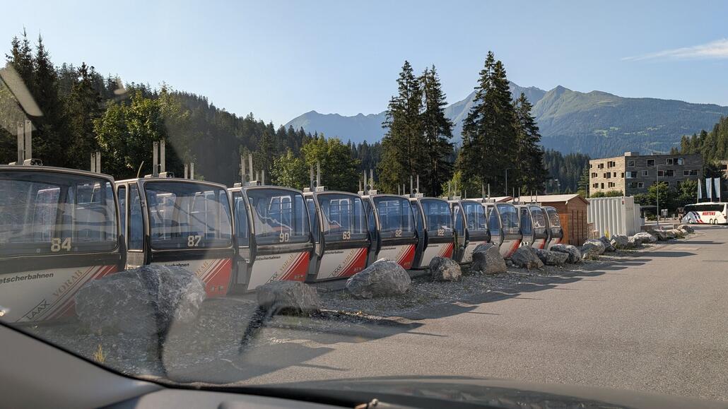 Die alten Gondeln auf dem Parkplatz in Laax