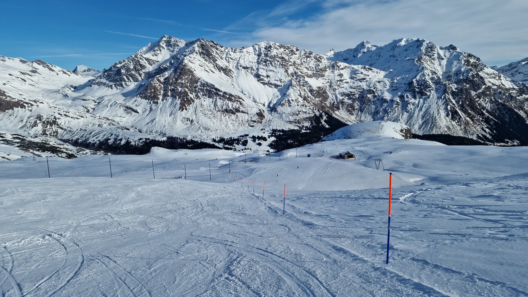 Was die zusätzliche Infrastruktur rund um den Skibetrieb betrifft, musste vom Rettungsschlitten bis hin zu Fangzäunen, Schutzmatten und Pistenmarkierungen das meiste neu angeschafft werden. Von letzteren standen noch palettenweise an den Stationen rum, weshalb wohl auch so grosszügig entlang der Pisten gesteckt wurde.