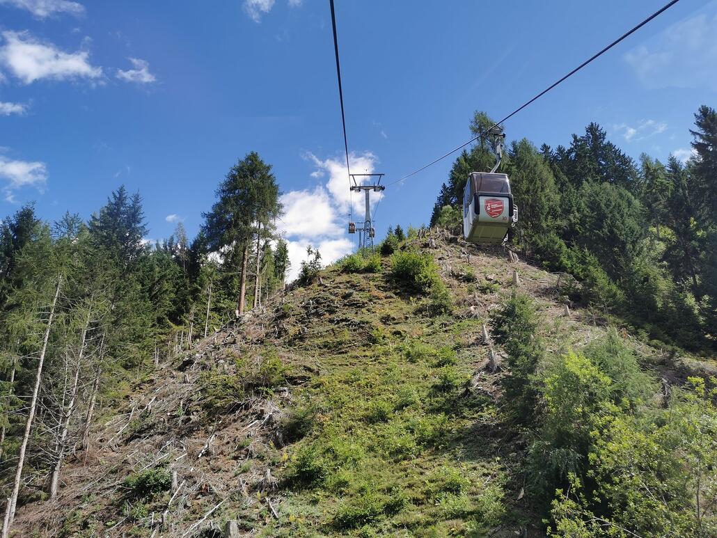 1. Da sind wir schon. In der Zettersfeldbahn. Am Vormittag noch bei strahlendem Sonnenschein.