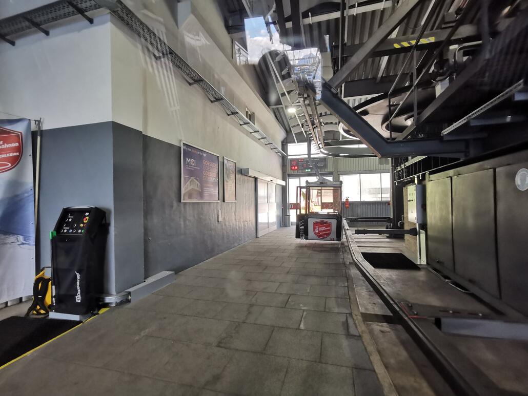 5. Bergstation. Steuerung wurde ja auch erneuert. Links ein modernes Bedienpult von Doppelmayr. Schaut irgendwie lustig aus bei dieser alten Bahn.