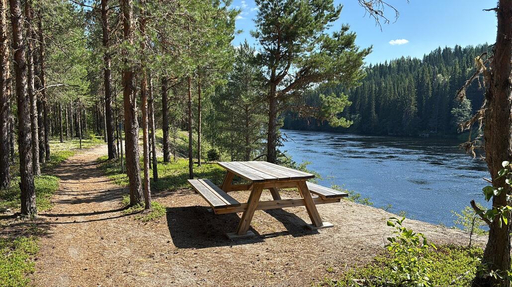 Da wo jetzt der Fluss fliesst war früher ein 50 Meter hoher Hügel. Und links im Wald ein See.
