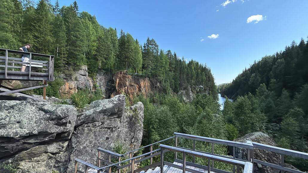 Toll angelegter Weg wo an verschiedenen Stationen die gesamte Geschichte erzählt wird