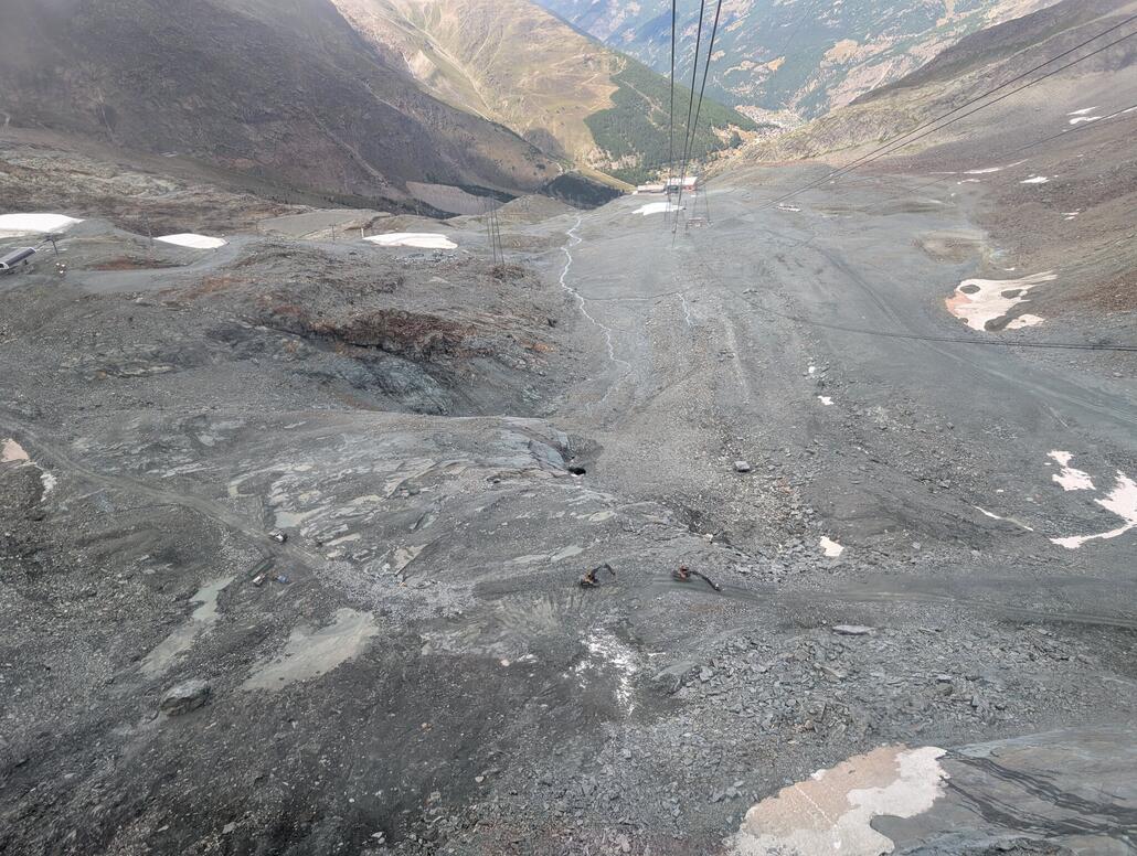 2 Bagger an der Arbeit bei kleinen Pistenkorrekturen