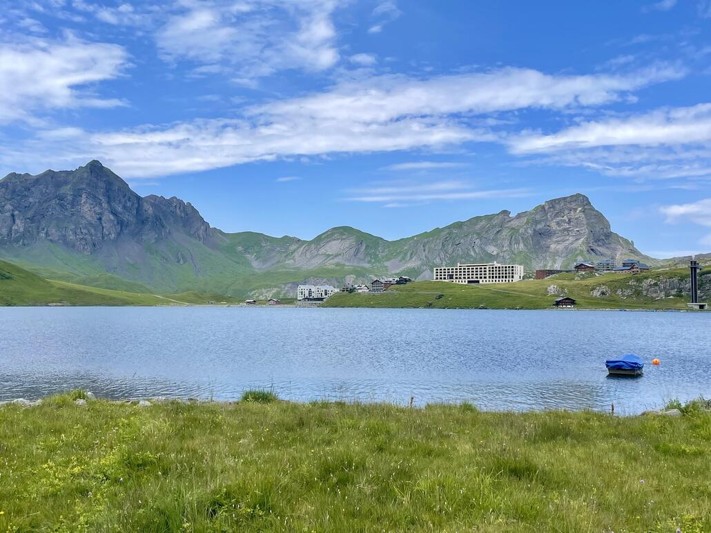 Gegenüber die Frutt mit Lodge