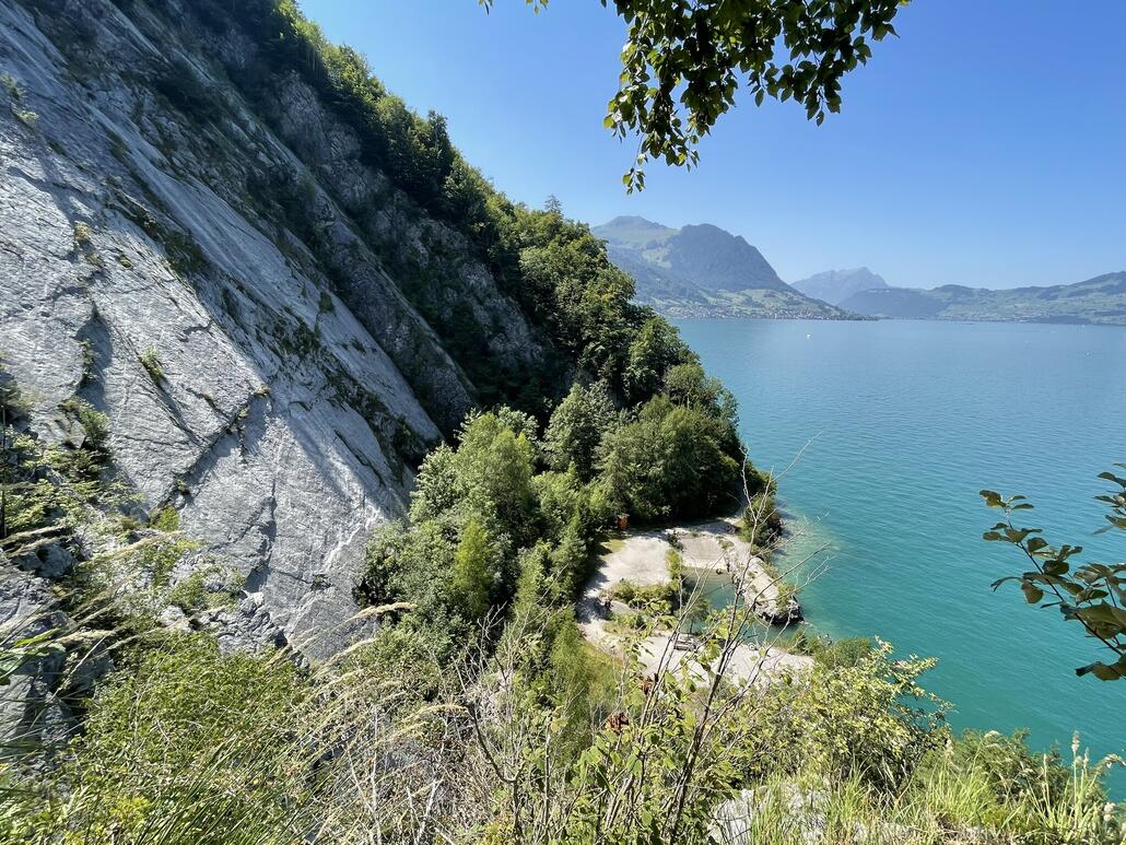 Die grosse Felswand rückt ins Blickfeld. Auf der sind Dinospuren zu finden.