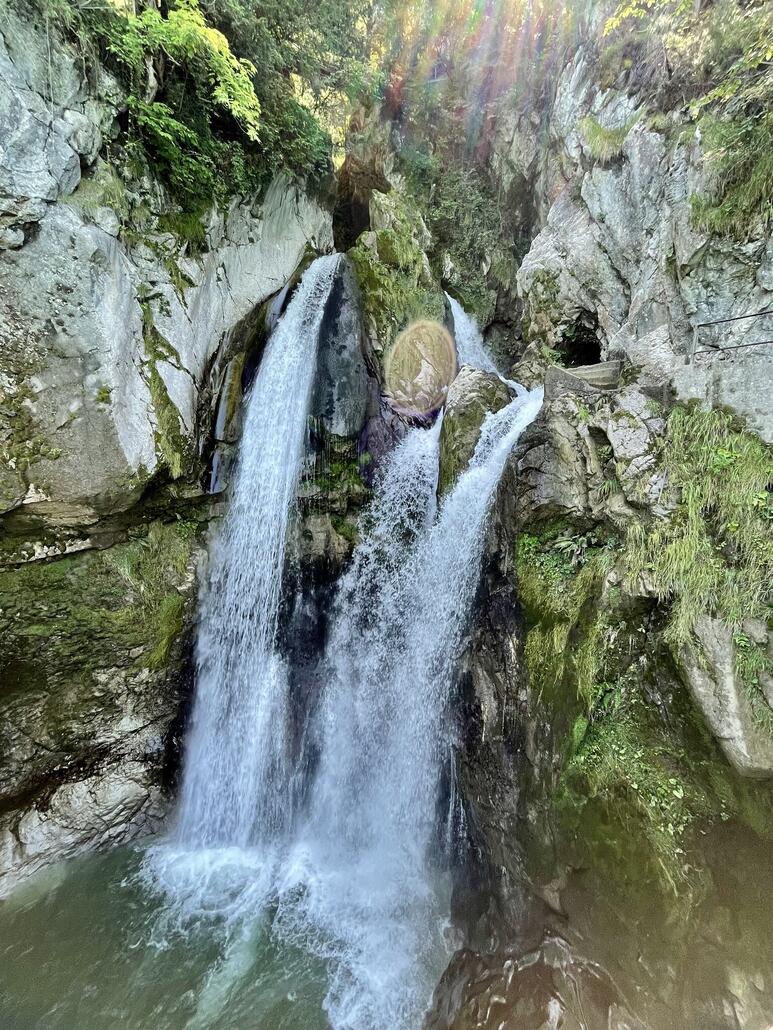 Am Ende befinden sich dann die grossen Wasserfälle. Über mehrere Stufen gehts in den See hinab