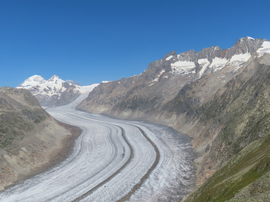 Der Weg führt vorbei an der Bergstation der 4KSB Flesch. Von dort aus gelangt man nach weiteren 100 Höhenmetern auf den Bergkamm zwischen Aletschgletscher und Oberwallis und kann erstmals einen Blick auf den Aletschgletscher werfen.