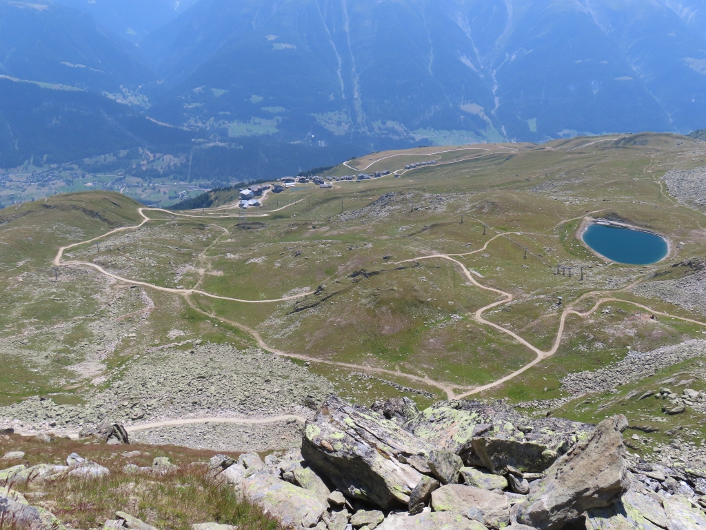 Blick hinab zur Fiescheralp mit dem Skigebietsgelände