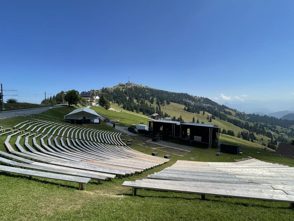 Noch aufgebaute Arena vom Schwingen wurde umgenutzt für eine Show.