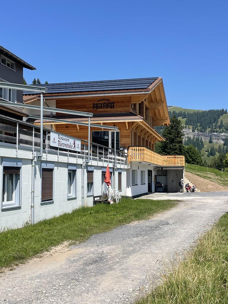 Vorbei am Dorfteil Rigi First mit der neuen Rigikäserei. Hat einen Käseladen