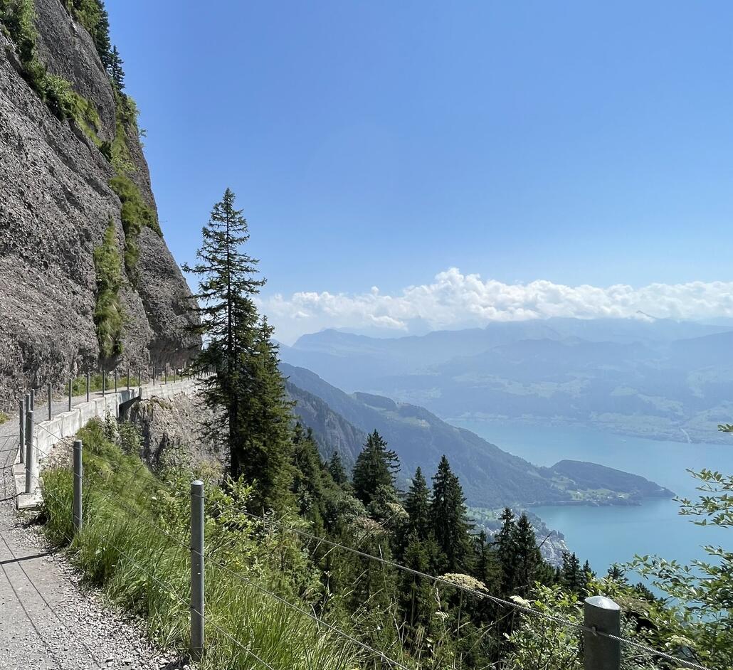 Schöner Weg in den Felsen