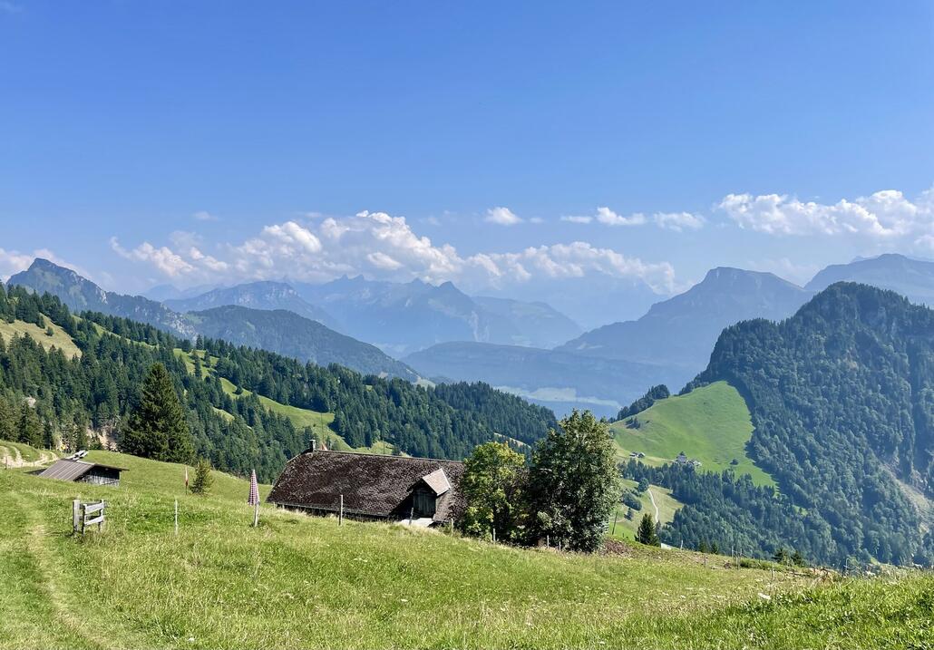 Im mittleren Teil verlassen wir den Seeweg und es geht steil hinab Richtung Hinterberge