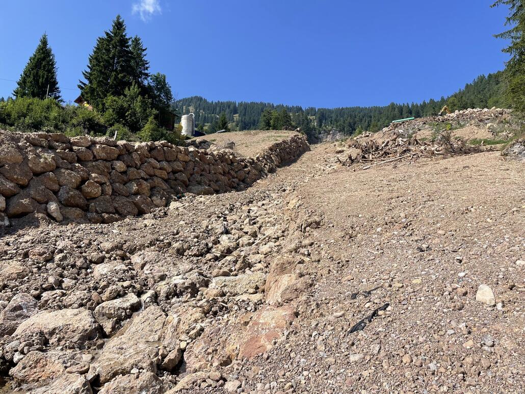Glück im Unglück, der grösste Teil des Weilers Hinterbergen blieb verschont und für den Rest wurde ein Wall errichtet. Überall sind Messgeräte und Baumaschinen am Werk