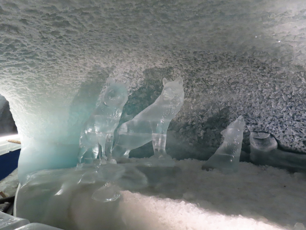 Eisskulpturen in der Gletscherhöhle