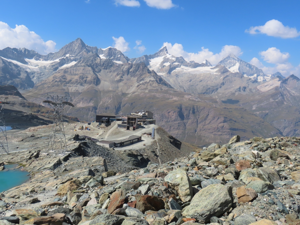 Station Trockener Steg, dahinter Ober Gabelhorn, Zinalrothorn und Weißhorn