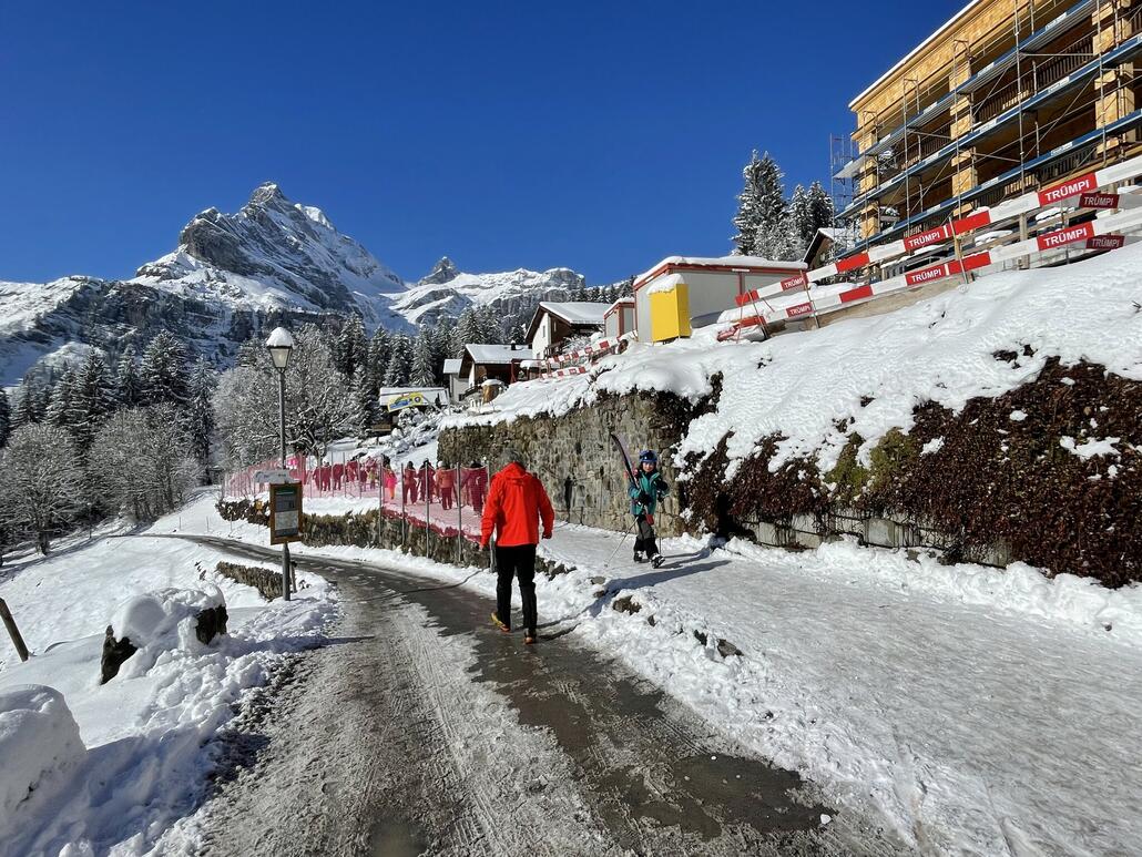 Um von der SSB zum Skigebiet zu kommen, muss man ein kurzes Stück zu fuss gehen.