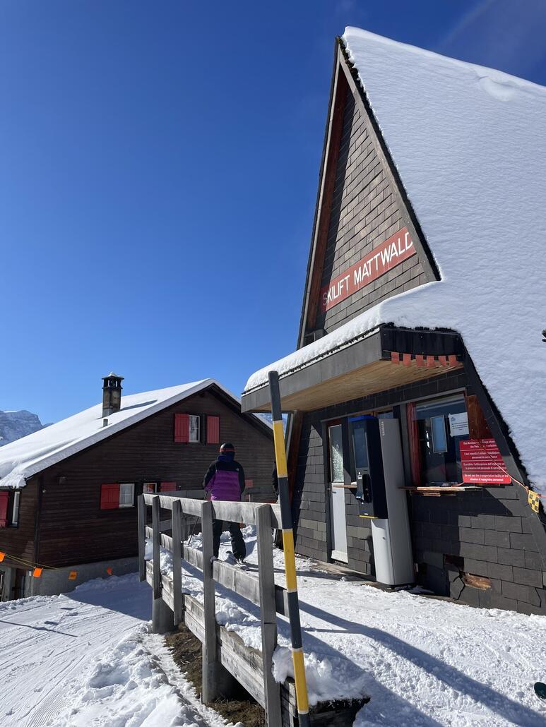 Die Einfahrt ist bisschen suboptimal, links um den Rank und dann hier hoch auf das Holzpodest.