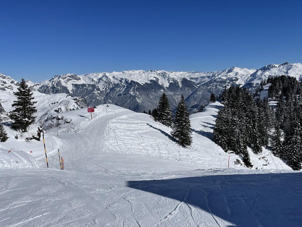Dieser Bereich bietet ausgesprochen anspruchsvolle und interessante Abfahrten. Links und geradeaus gehts ins Bächital, rechts gehts zum Grotzenbühl
