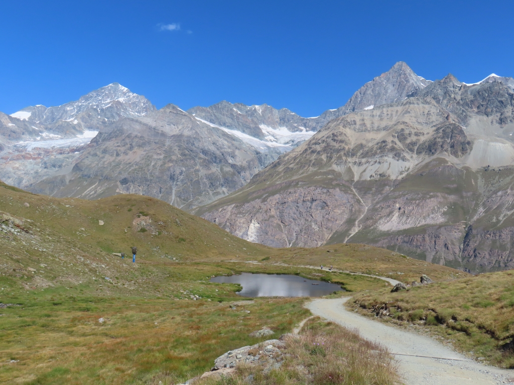 Weg Richtung Zmutttal, im Hintergrund Dent Blanche und Ober Gabelhorn