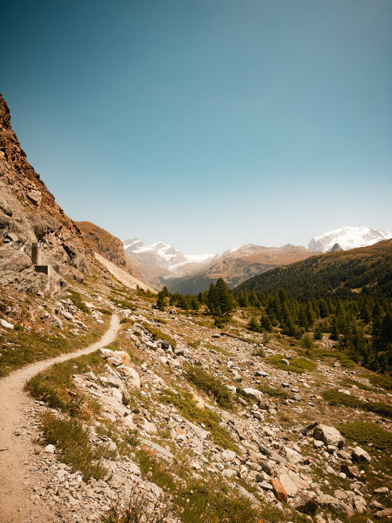 Oberhalb des Bodens geht es in Richtung Kalbermatten