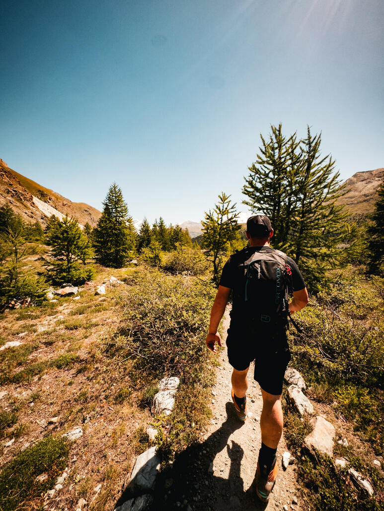 Unter brechend heisser Sonne geht es durch die besondere Landschaft des Zmutts