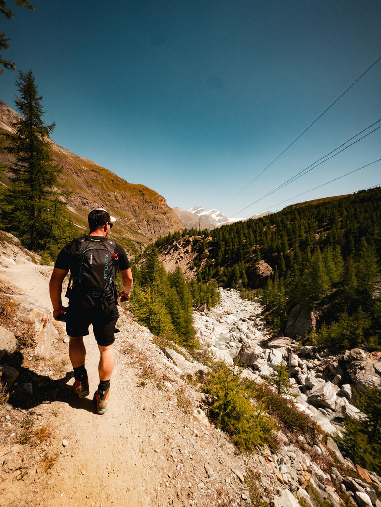 Weiter dem Bach entlang