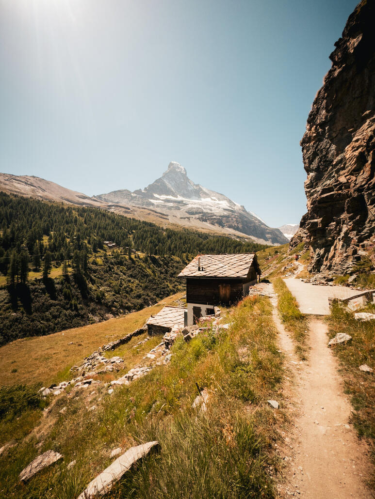Wir erreichen Kalbermatten. Das Restaurant ist schon lange nicht mehr in Betrieb