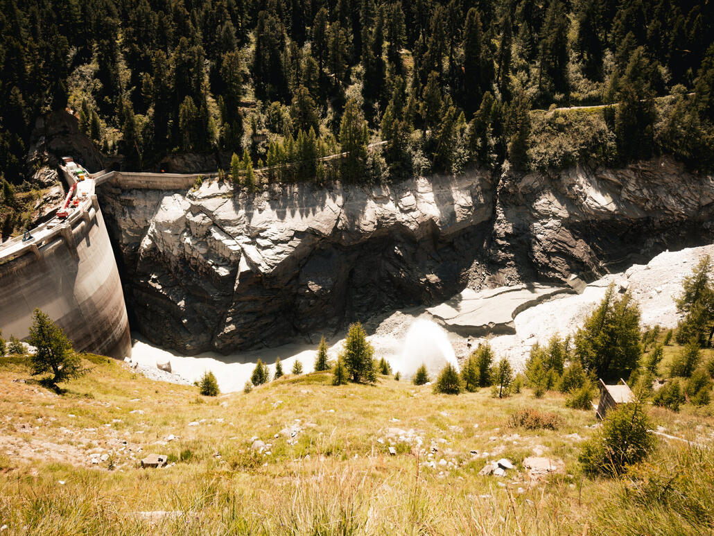 Am Zmutt Stausee werden die abgelagerten Sedimente entfernt