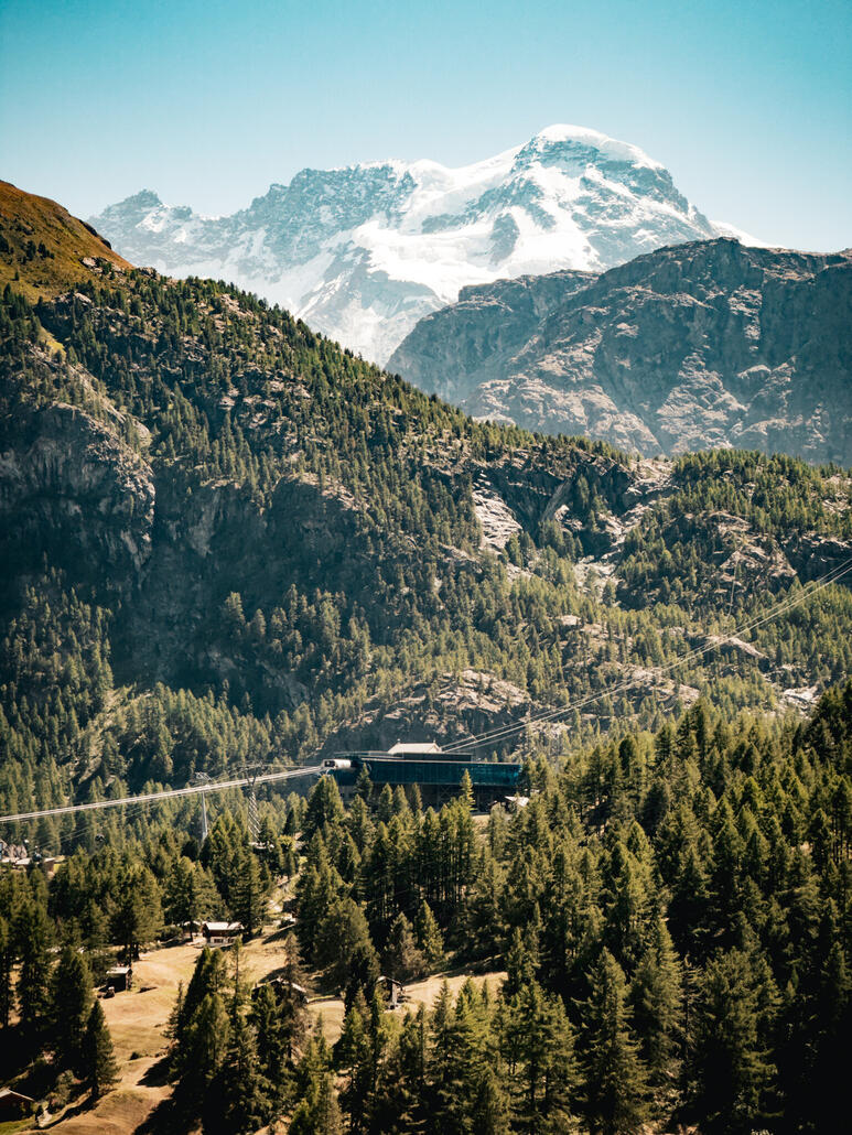 Mit Blick aufs Furi geht es durchs Wigguhüs/Herbrigg nach Zermatt