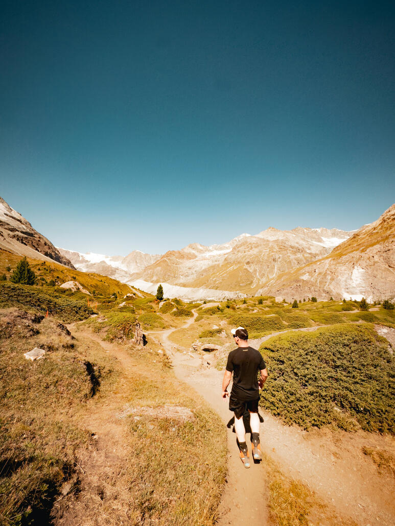 Über die Staffelalp geht es hinunter ins Zmutt
