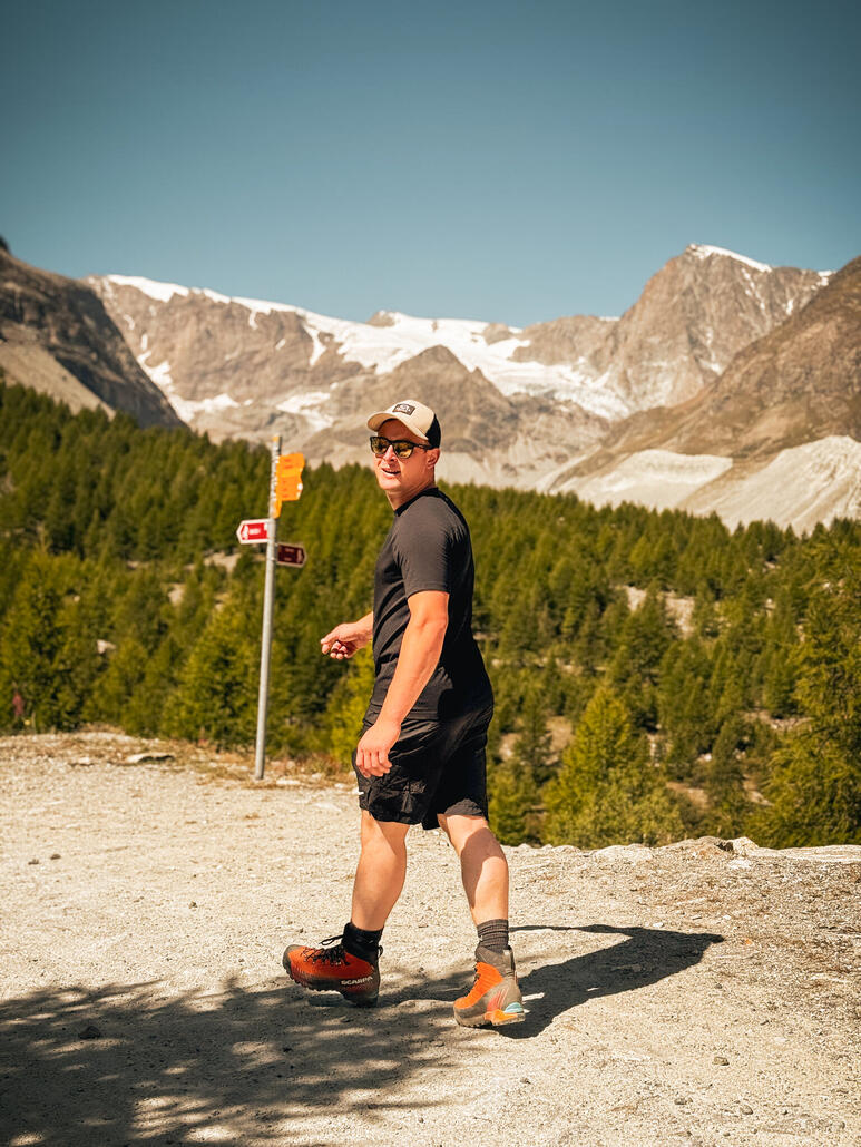Dem Wegweiser nach auf den Zmuttboden. Hier hat der Gletscher eine eindrucksvolle Landschaft hinterlassen