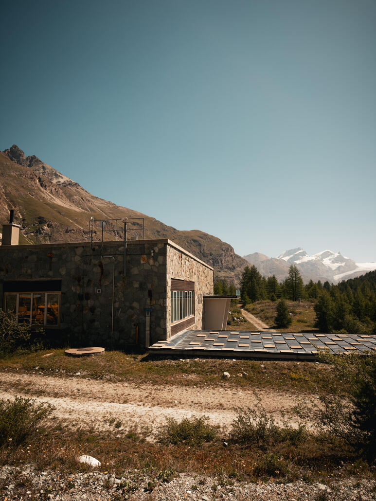 Vorbei an den Gebäuden der Grande Dixence SA, meine Lieblingsarchitektur.