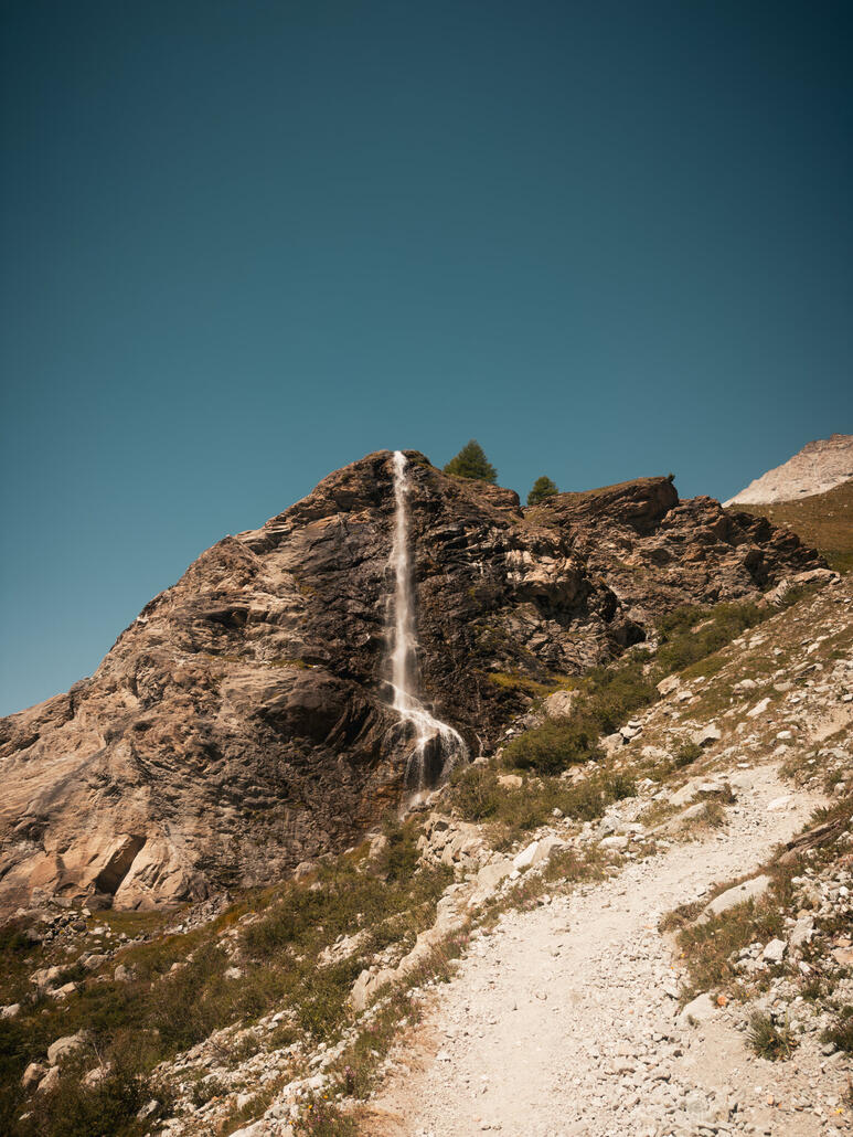 Dann geht’s hoch zum magischen Wasserfall. Das Wasser fliesst zuerst bis zum höchsten Punkt des Hügels hinauf – und stürzt danach vorne hinunter ;)