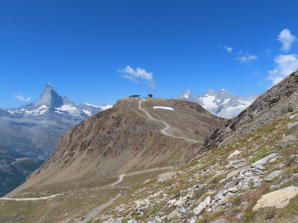 Bergstation Rothorn-Pendelbahn am Gipfel des Unterrothorns. Normalerweise hat diese Pendelbahn auch Sommerbetrieb, doch wegen eines Steinschlagereignisses ist in dieser Sommersaison kein Betrieb. Mit der Pendelbahn wäre der Aufstieg um die Hälfte kürzer. Vermutlich wäre dann aber deutlich mehr los.