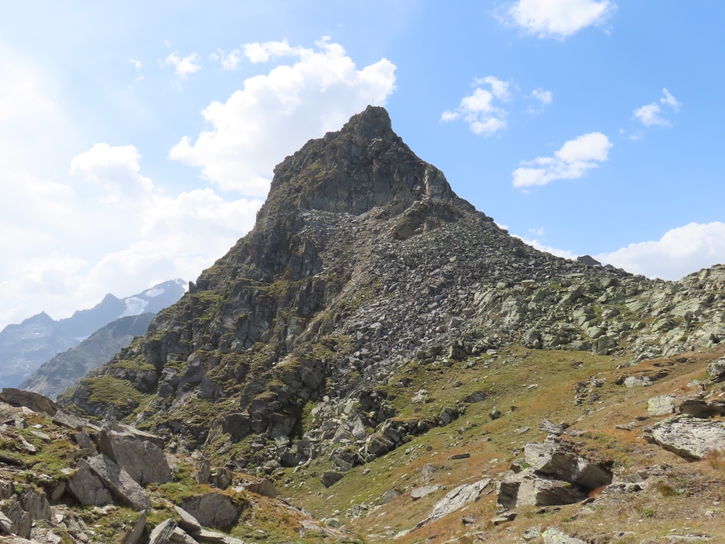 Hier dachte ich, der Gipfel ist wohl zu schwer für mich, nachdem zuvor schon die leichten Kletterstellen zu bewältigen waren. Doch der Weg führt zunächst rechts am Berg vorbei durch blockiges Gelände und dann von hinten auf den Gipfel.