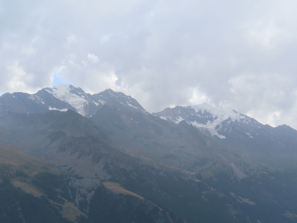 Fletschhorn, Lagginhorn und Weissmies. Dafür, dass die Gipfel alle um die 4000 Meter hoch sind, ist die Vergletscherung verhältnismäßig gering und deshalb sieht man den Bergen ihre Höhe nicht wirklich an.