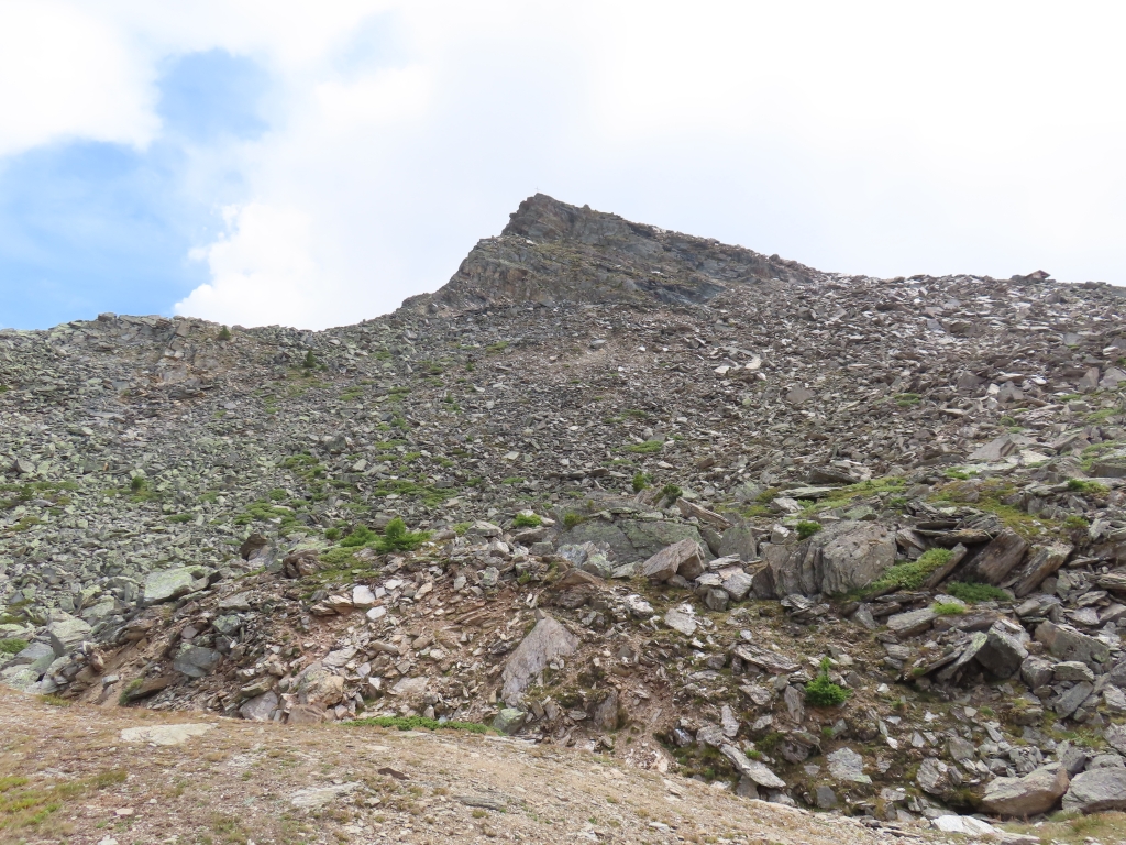 Blick zum Gipfel beim Abstieg. Der Aufstiegsweg querte etwa 100 Hohenmeter höher von links nach rechts unter dem Gipfelaufbau.