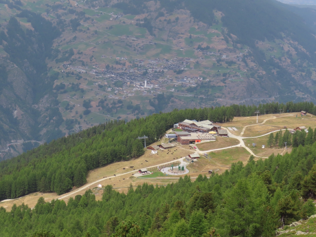 Der Ausgangspunkt der Tour: Die Bergstation der Gondelbahn zur Hannigalp. Dahinter das Dorf Törbel an den Hängen westlich des Mattertals.