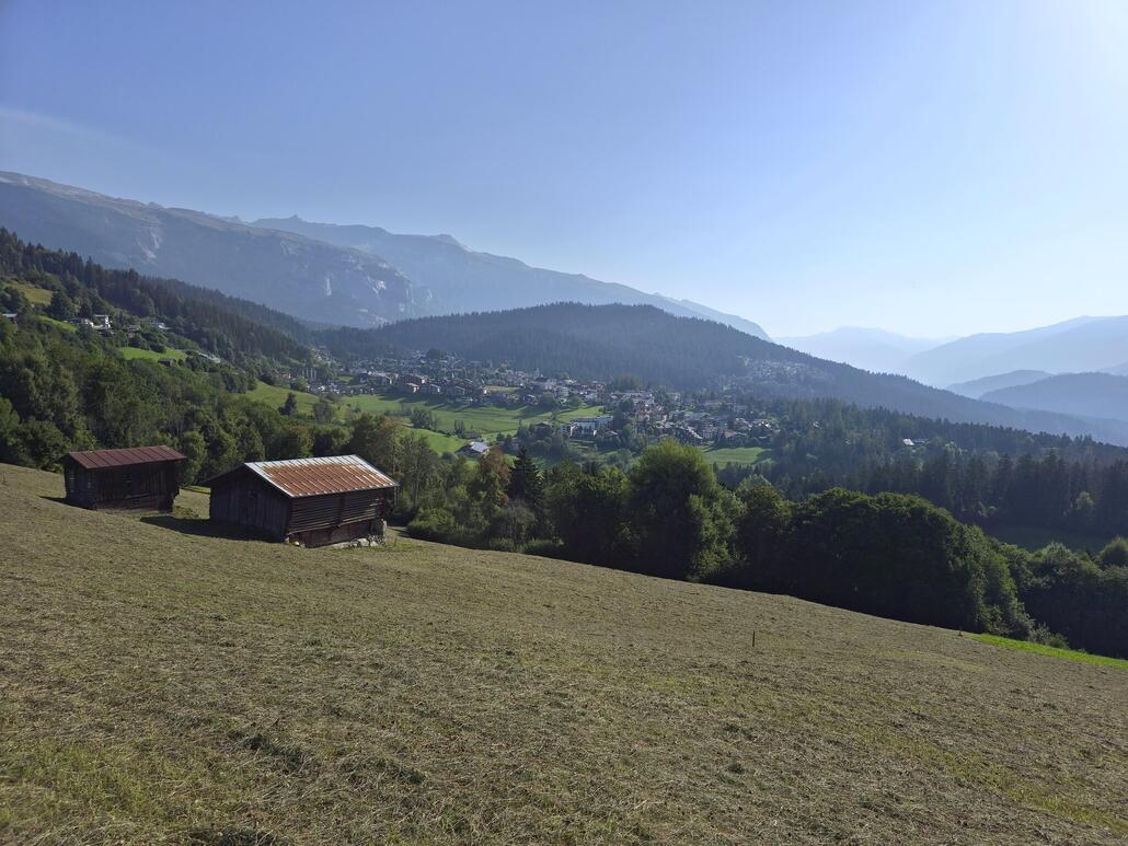Unterwegs zwischen Laax und Falera, Blick auf Laax. Bereits jetzt um kurz nach 9 ist es ziemlich warm, noch sind die Temperaturen aber gut erträglich.
