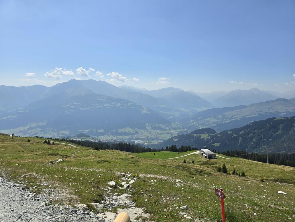 Auf dem Weg hoch zum Crap Sogn Gion. Blick runter zur Talstation der KSB Alp Dado und rüber ins Val Lumnezia. Im Winter würde man hier wohl gerade am Start des Steilhangs der Piste 55 stehen.
