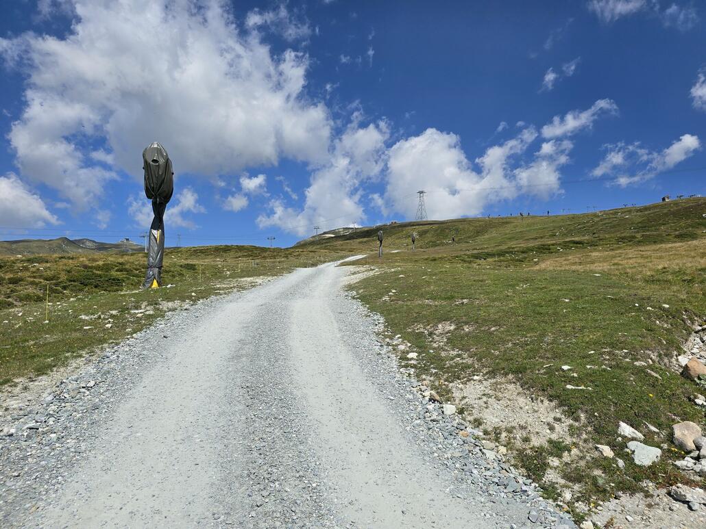 Der weitere Weg hoch in Richtung Crap Sogn Gion. Der hier sichtbare Abschnitt ist im Vergleich zum Rest noch relativ flach.