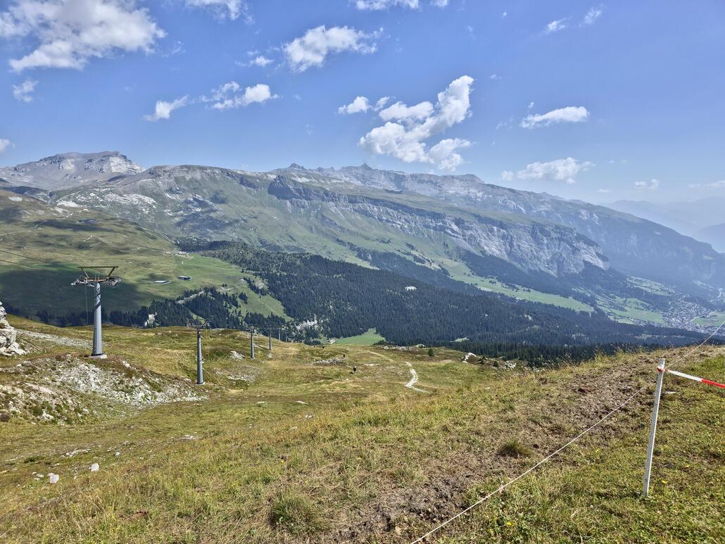 Auf dem Crap Sogn Gion, Blick in Richtung Plaun. Ist im Winter eines der Standard-Fotos in Laax.