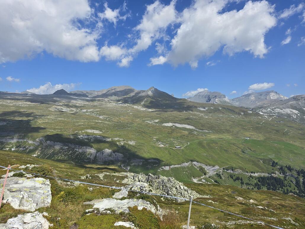 Hier mache ich nochmals eine längere Pause. Der Blick rüber zum Laaxerstöckli, Piz Segnes und Piz Dolf ist durchaus ansprechend.