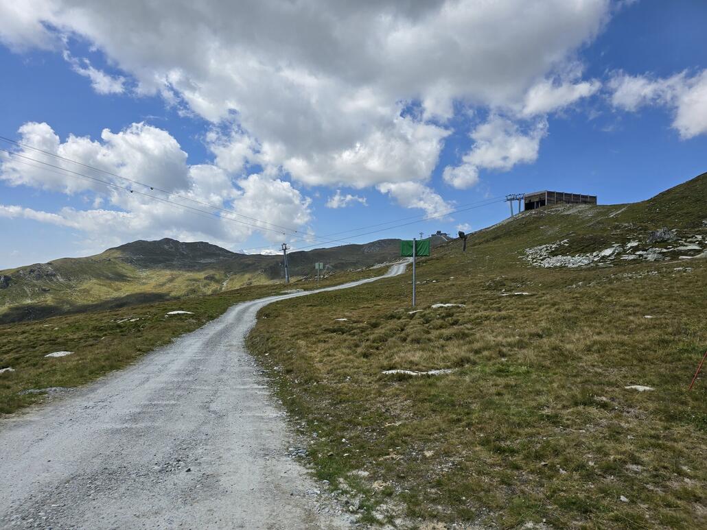 Unterwegs in Richtung Crap Masegn wenig unterhalb der Bergstation der KSB Alp Dado. Heute bin ich sogar ganz froh über die Quellwolken, denn in deren Schatten ist es deutlich angenehmer zu fahren als an der prallen Sonne.