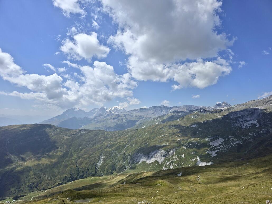 Blick runter in Richtung Lavadinas / Alp Ruschein. Im Hintergrund ist der Tödi zu sehen. Im Winter ist mir das gar nie aufgefallen. Wenn alle Berge weiss sind, ist der Tödi natürlich auch deutlich unauffälliger als nun im Sommer.