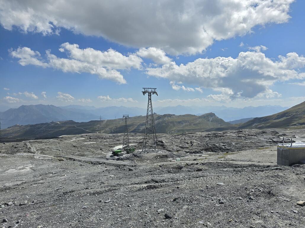 Blick zurück in Richtung Crap Sogn Gion und Crap Masegn.